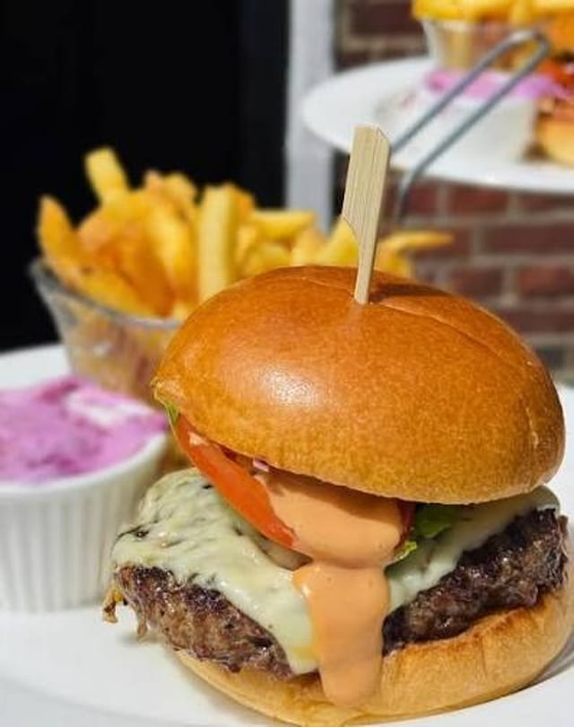Cheeseburger on Bun Basket.