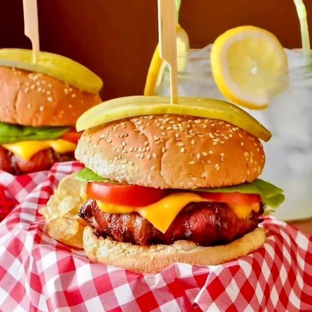 Bacon Cheeseburger on Bun Basket.